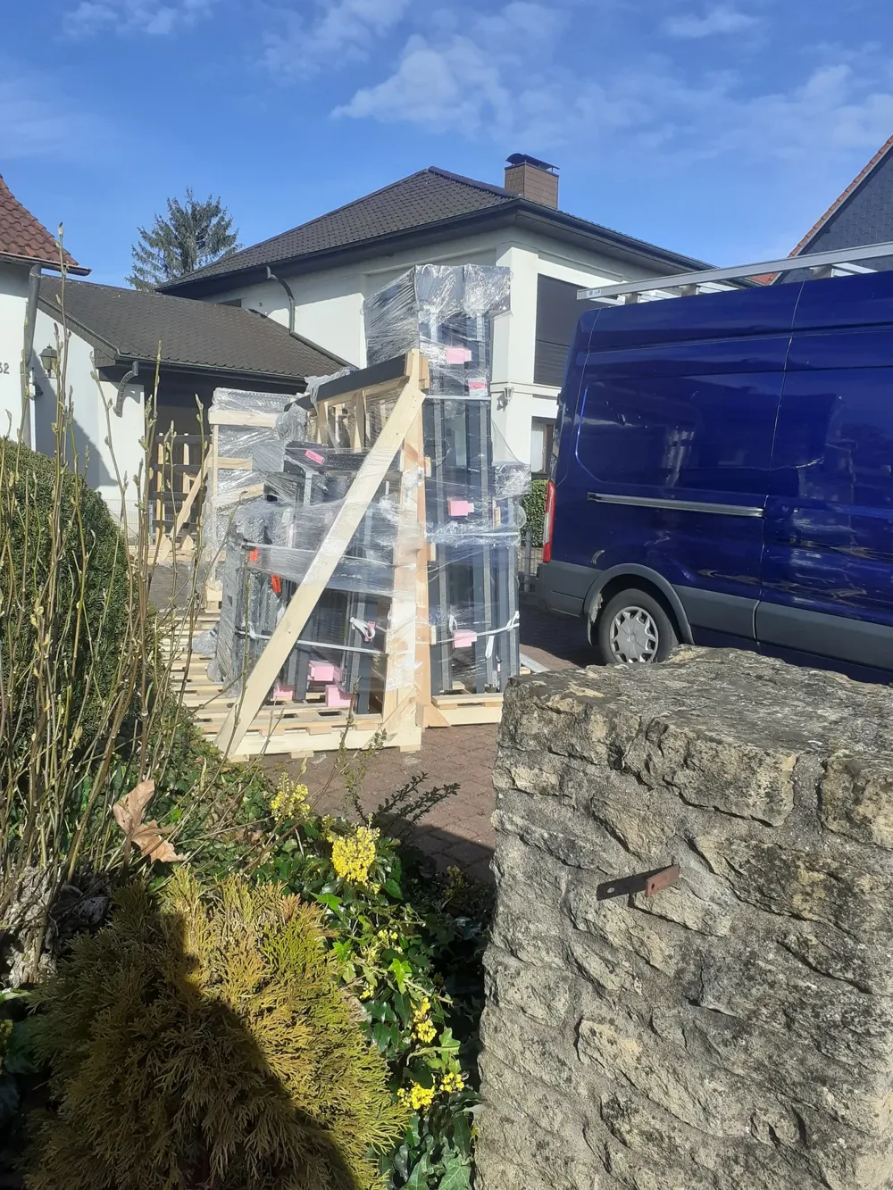 Menuiseries sur mesure emballées sur palette pour la livraison